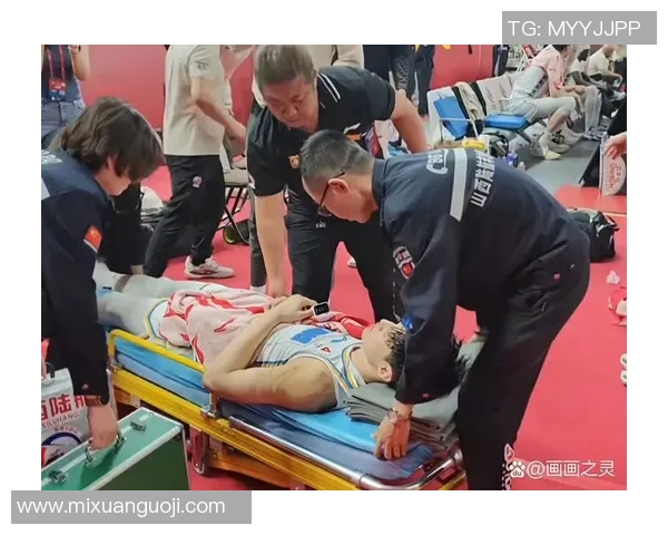 曾凡博高效贡献12分却因意外受伤被担架抬出送医祝早日康复